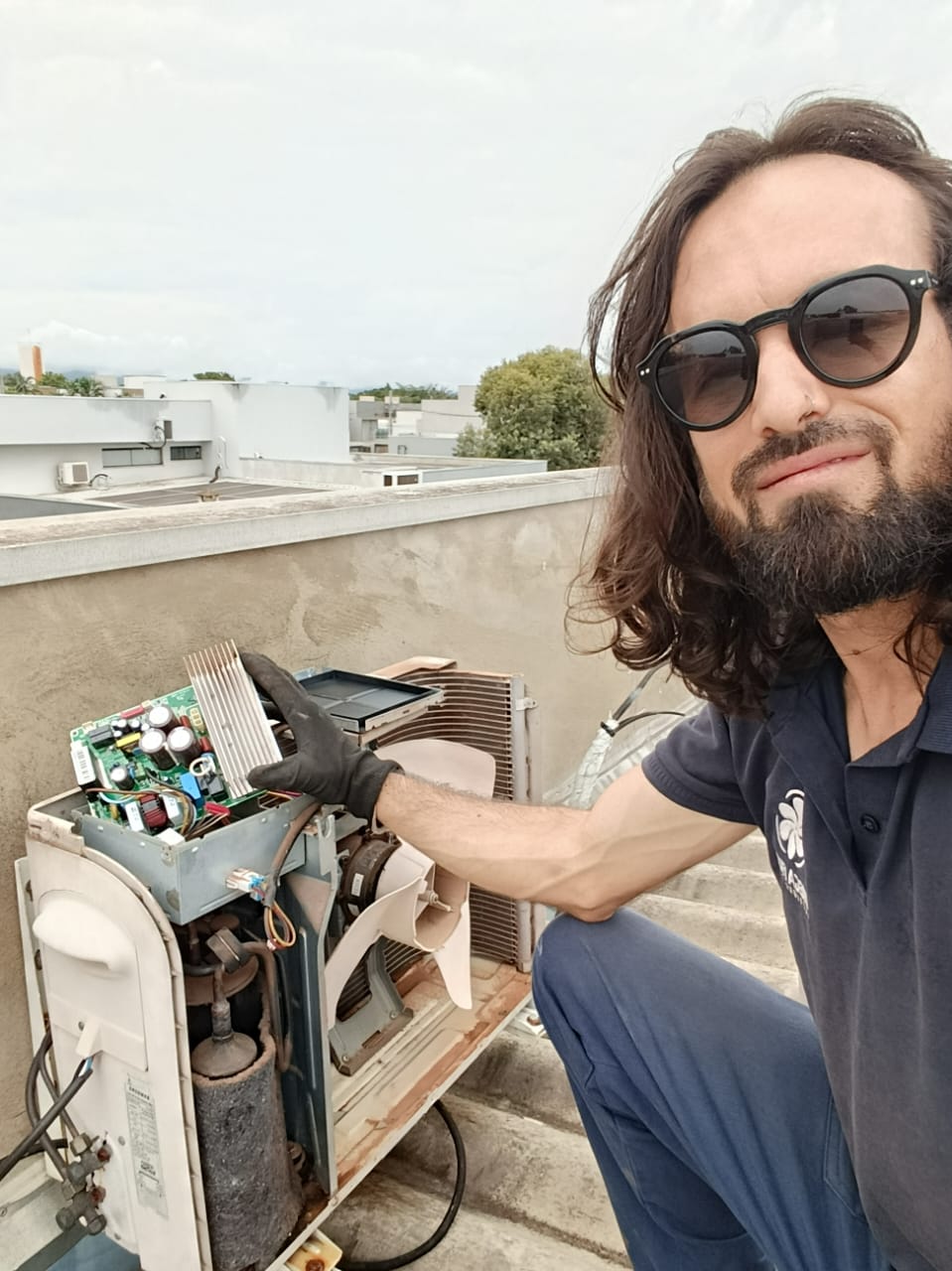 Técnico Gerónimo realizando manutenção em equipamento de refrigeração