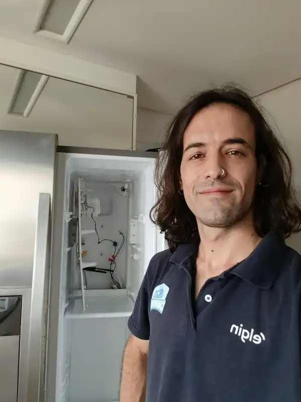 Técnico realizando manutenção em câmara fria